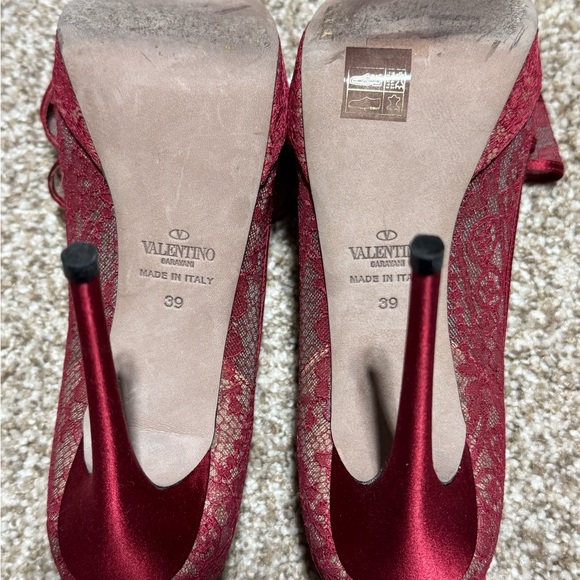 Valentino Crimson Lace Bow Heels - Picture 5 of 7